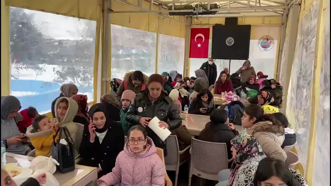 7,7 BÜYÜKLÜĞÜNDEKİ DEPREM 10 İLİ VURDU… MALATYA DARENDE’DE DEPREMZEDELER İÇİN ÇADIR KURULDU, ÇORBA DAĞITILDI