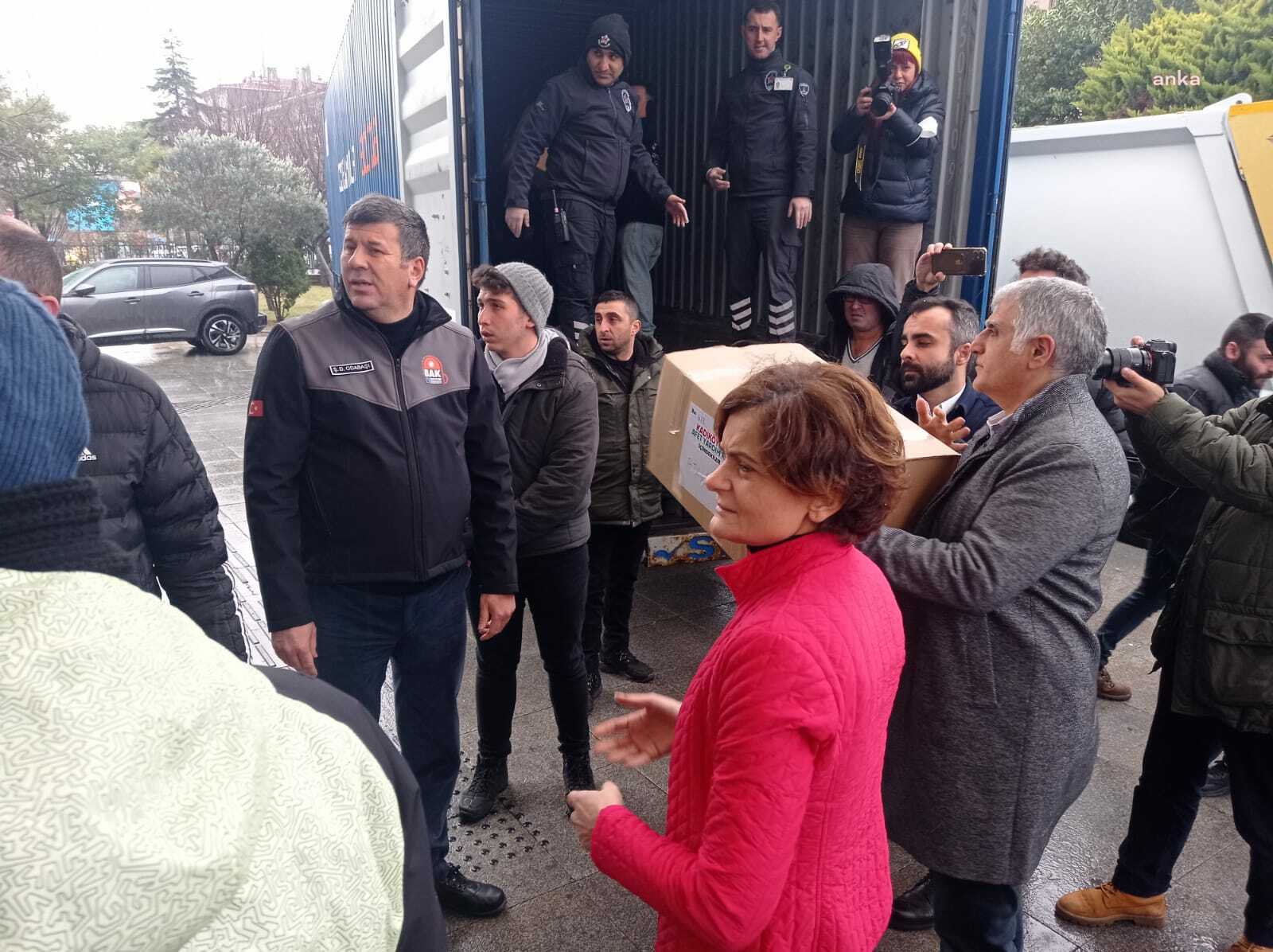 7,7 BÜYÜKLÜĞÜNDEKİ DEPREM 10 İLİ VURDU… KADIKÖY’DEN BİR YARDIM TIR'I GÖNDERİLDİ. ODABAŞI, 6 YARDIM TIR'INI DAHA BÖLGEYE GÖNDERECEKLERİNİ SÖYLEDİ