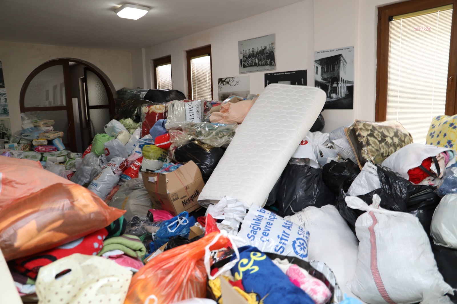 BURHANİYE’DE DEPREMİN ARDINDAN YARDIM SEFERBERLİĞİ BAŞLADI