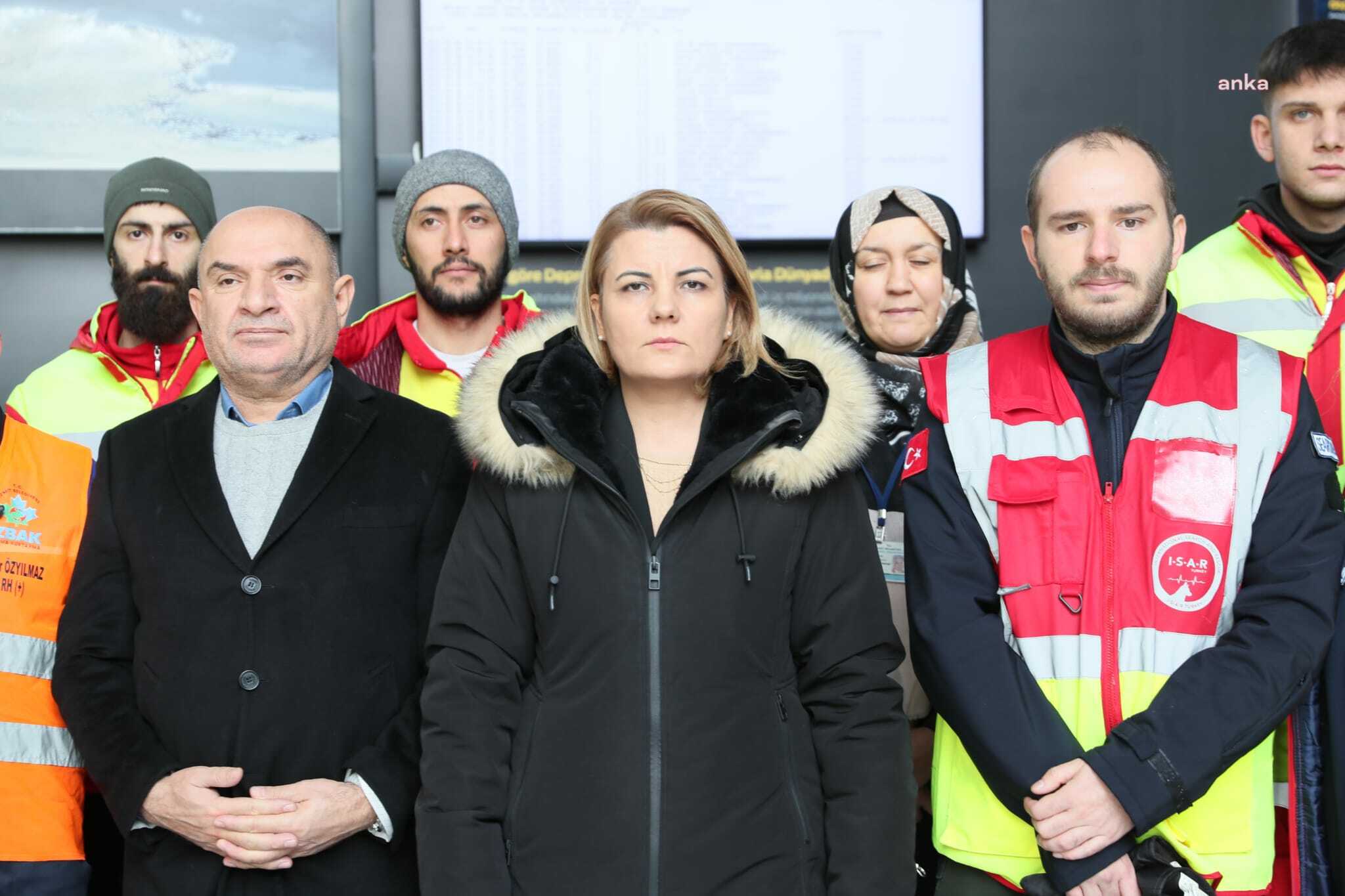 İZMİT BELEDİYE BAŞKANI HÜRRİYET VE CHP KOCAELİ MİLLETVEKİLİ TARHAN İLE KURTARMA EKİPLERİ DEPREM BÖLGESİNE GİDİYOR