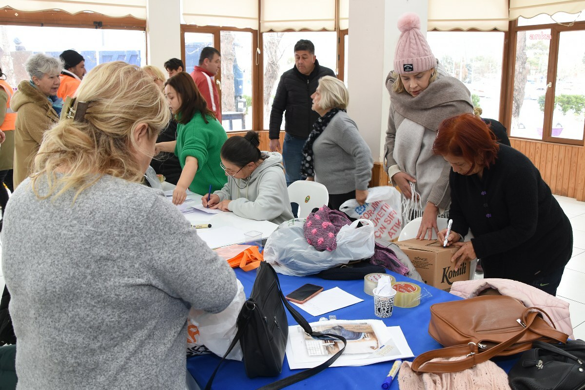 FOÇA BELEDİYESİ’NDEN DEPREM BÖLGESİ İÇİN YARDIM KAMPANYASI