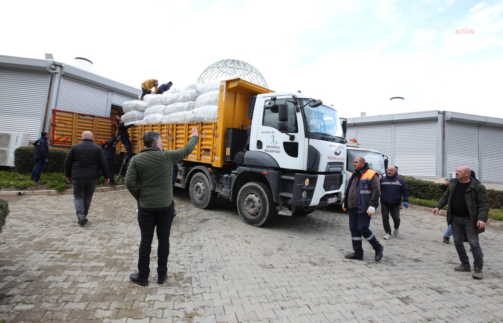 BAYRAKLI BELEDİYESİ’NİN YARDIM KAMYONLARI DEPREM BÖLGESİNE DOĞRU YOLA ÇIKTI