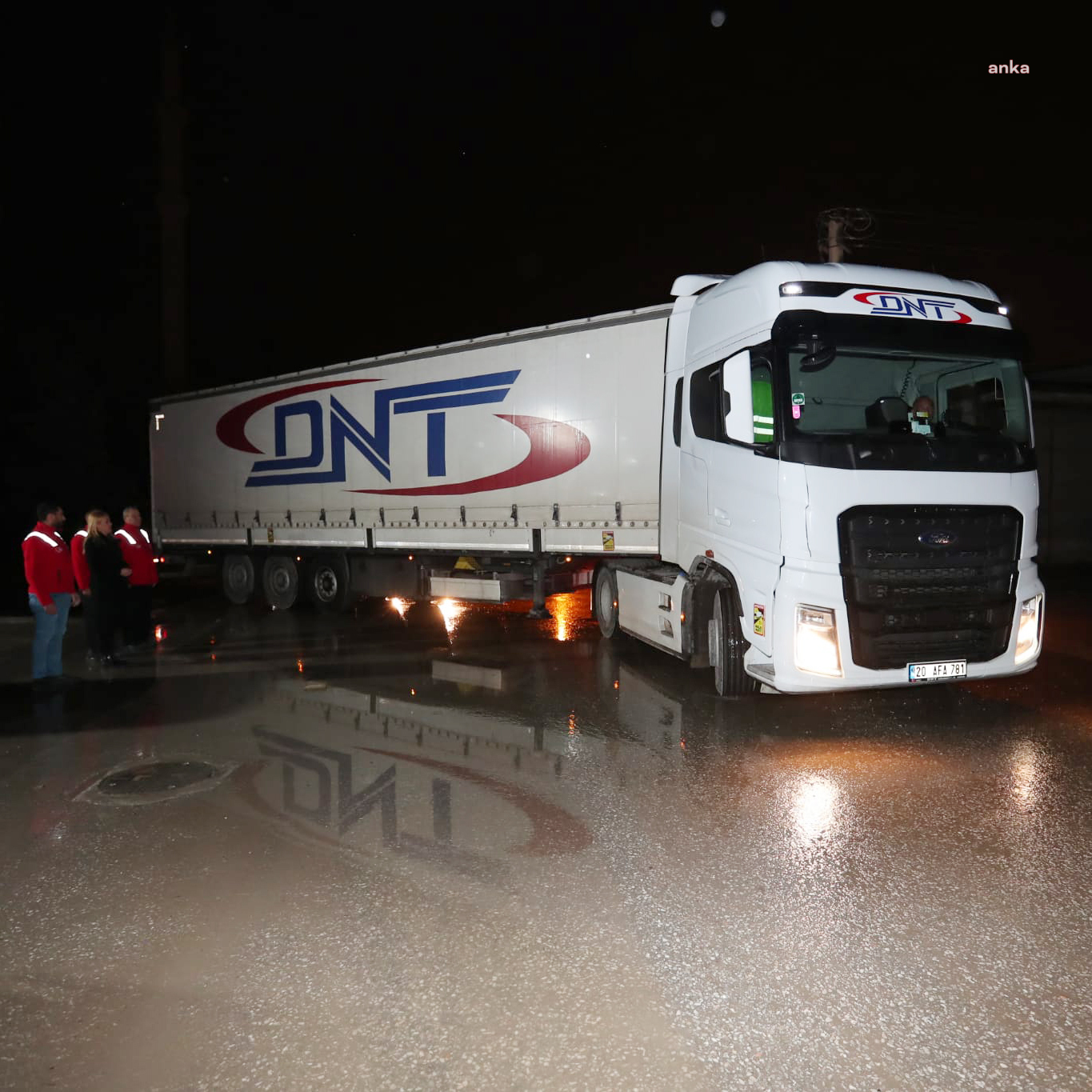 MERKEZEFENDİ’NİN İLK KONVOYU DEPREMZEDELER İÇİN YOLA ÇIKTI