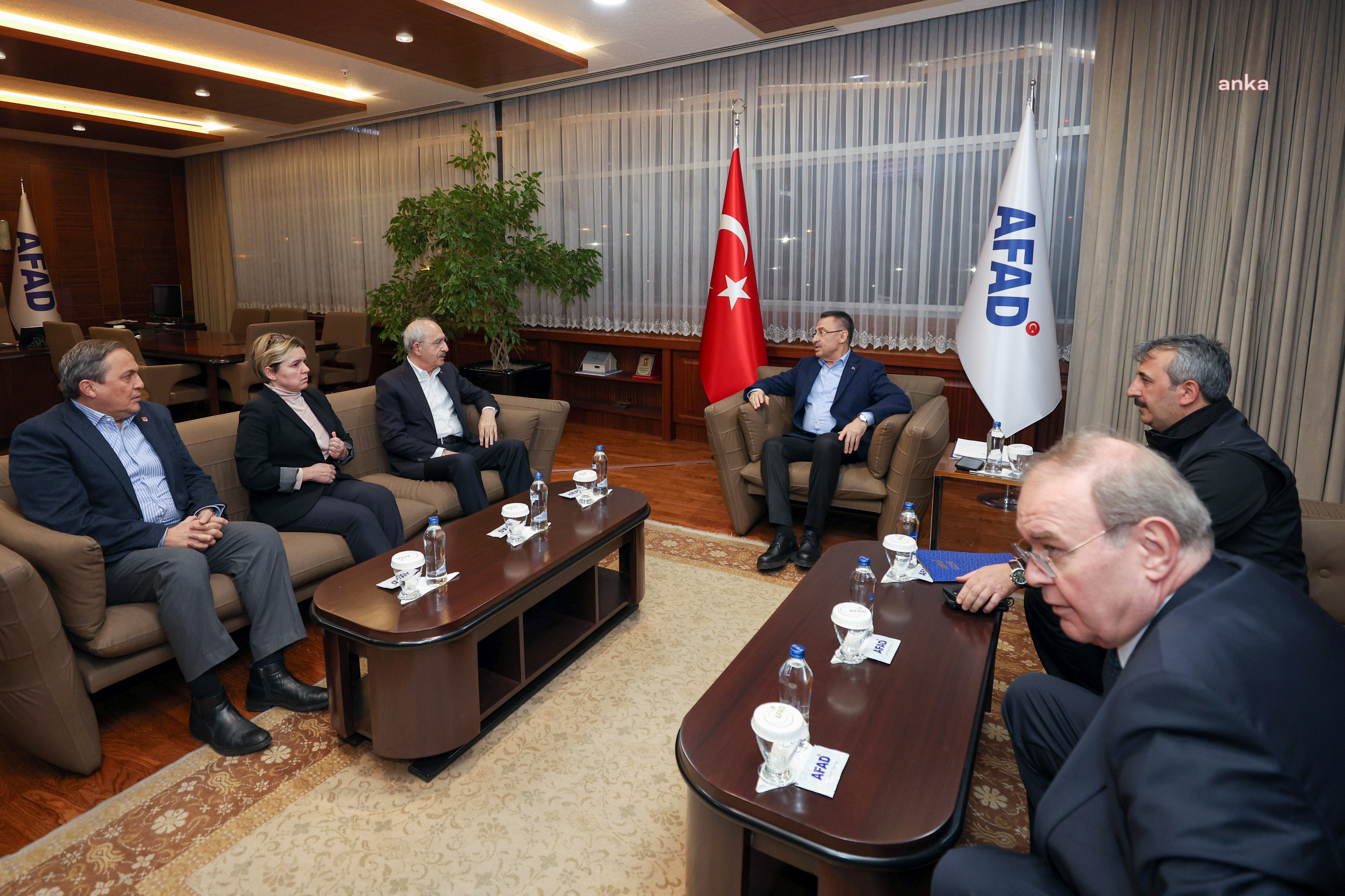 7,7 BÜYÜKLÜĞÜNDEKİ DEPREM 10 İLİ VURDU... CHP LİDERİ KILIÇDAROĞLU, AFAD BAŞKANLIĞI'NI ZİYARET EDEREK BİLGİ ALDI