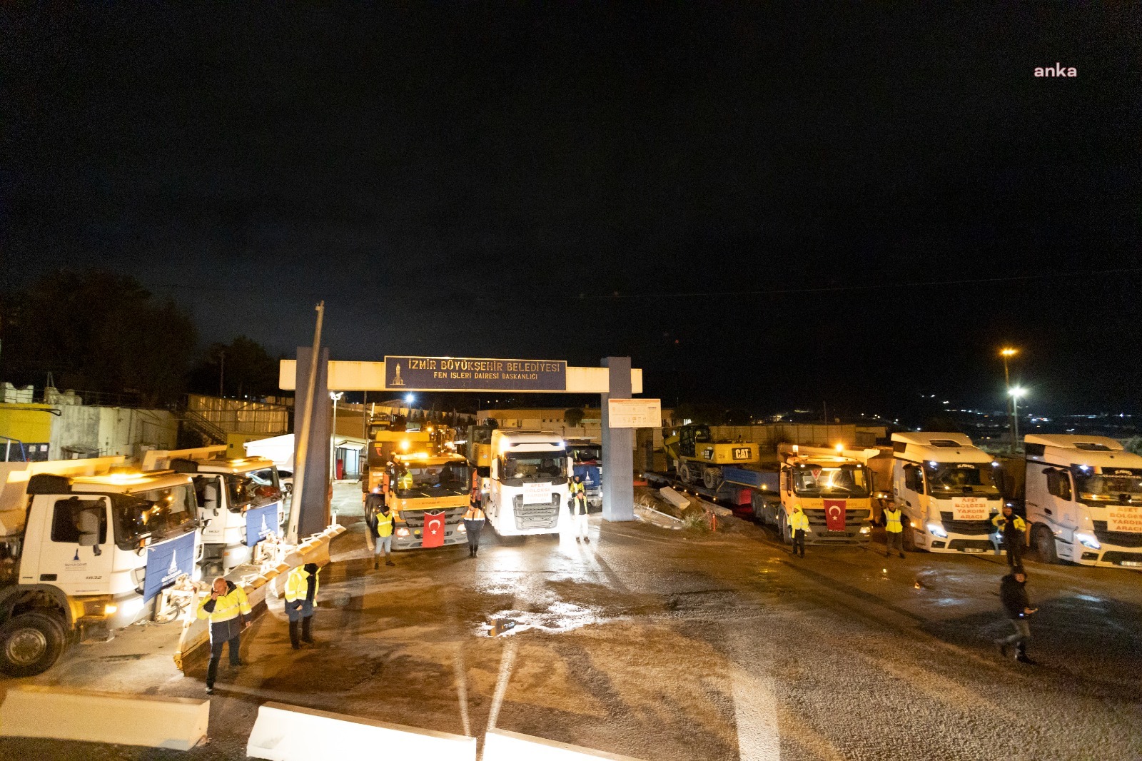 İZMİR BÜYÜKŞEHİR BELEDİYESİ’NİN İŞ MAKİNELERİ DEPREM BÖLGESİNE YOLA ÇIKTI