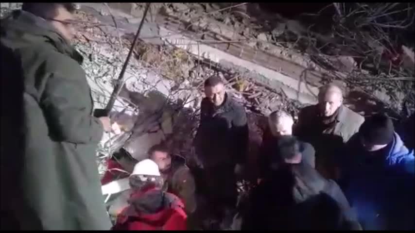 7,7 BÜYÜKLÜĞÜNDEKİ DEPREM, 10 İLİ VURDU... ELBİSTAN’DA ENKAZ ALTINDA KALAN BİR ÖĞRETMEN KURTARILDI