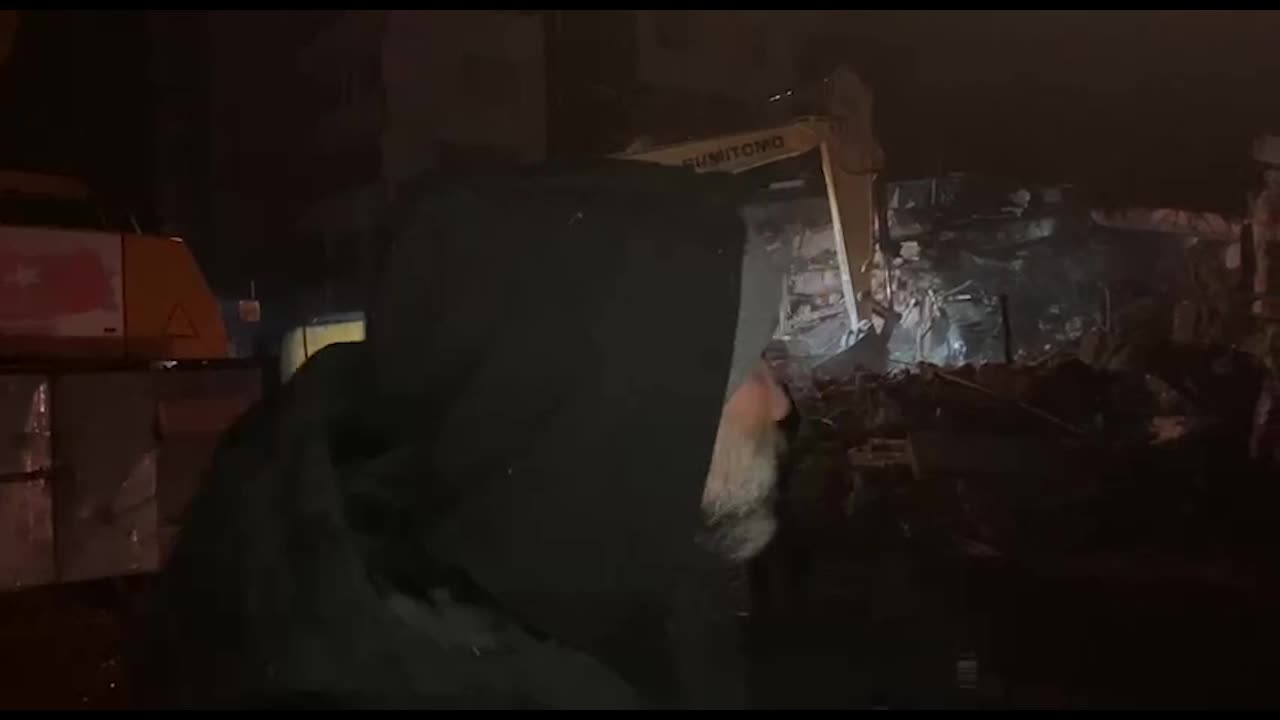 7,7 BÜYÜKLÜĞÜNDEKİ DEPREM 10 İLİ VURDU… BARIŞ ATAY, İSKENDERUN’DA: “HERHANGİ BİR KURTARMA ÇALIŞMASI YOK. YAPAYALNIZ BİR ŞEHİR. AFAD DA YOK. KİMSE YOK”