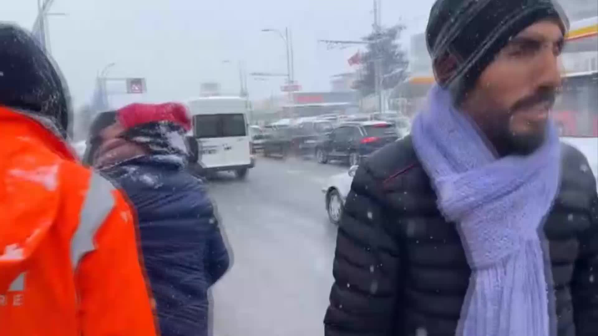 7,7 BÜYÜKLÜĞÜNDEKİ DEPREM 10 İLİ VURDU… MALATYA'DA BİR YURTTAŞ, YOLDAN GEÇEN AFAD EKİBİNİ ENKAZA YÖNLENDİRDİ: "30 YILDIR BU ÜLKEYE ÖĞRETMEN OLARAK HİZMET EDİYORUM, BİR GÜN İSTEDİM BU DEVLETİ YANIMDA"
