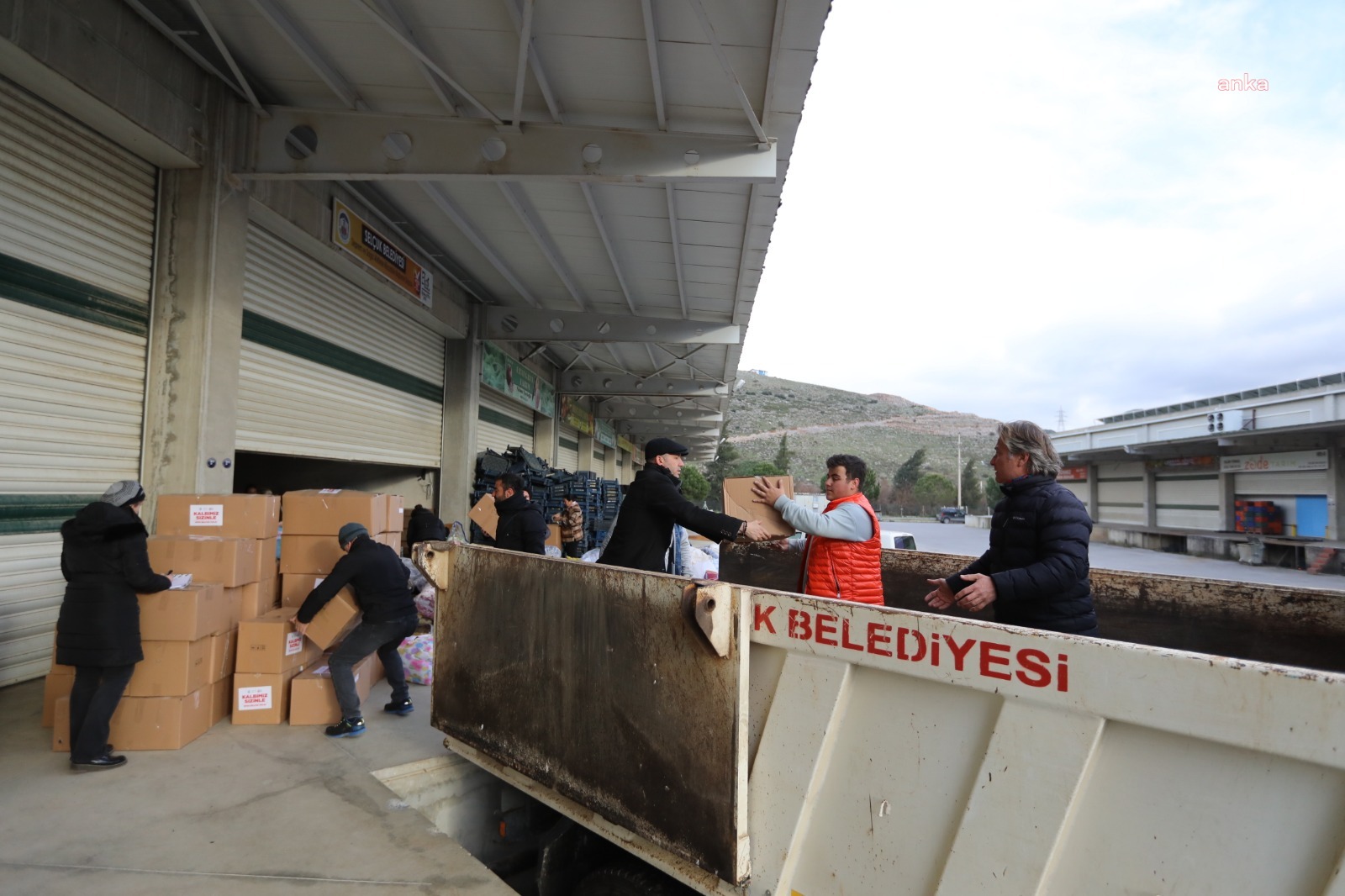 EFES SELÇUK HALKI DEPREM BÖLGESİ İÇİN SEFERBER OLDU