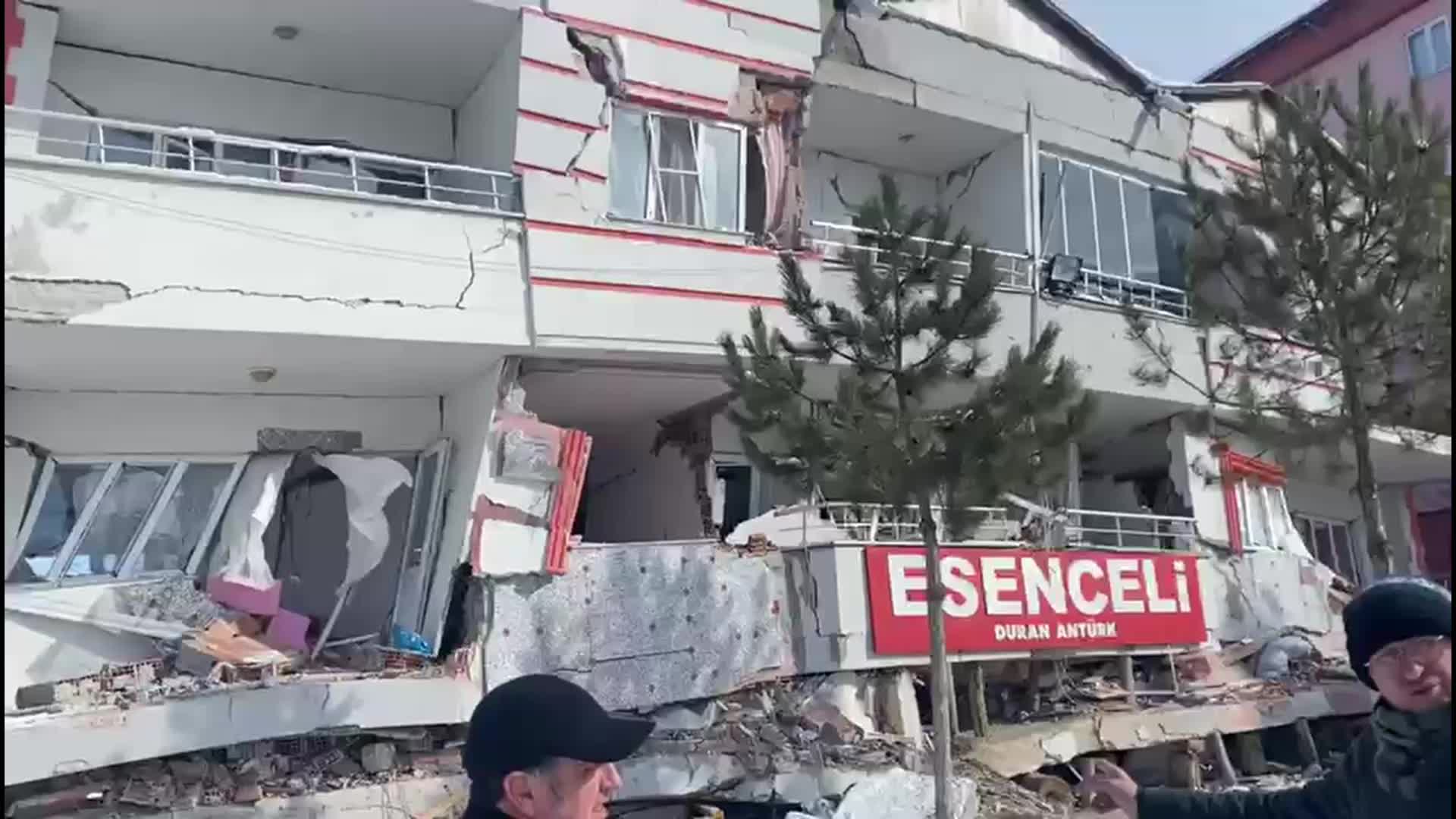 7.7 BÜYÜKLÜĞÜNDEKİ DEPREM 10 İLİ VURDU… SERTEL VE GAYTANCIOĞLU, KAHRAMANMARAŞ GÖKSUN'DA: "İNSANLAR ZOR DURUMDA. YARDIMLAR ÇOK AĞIR GELİYOR"