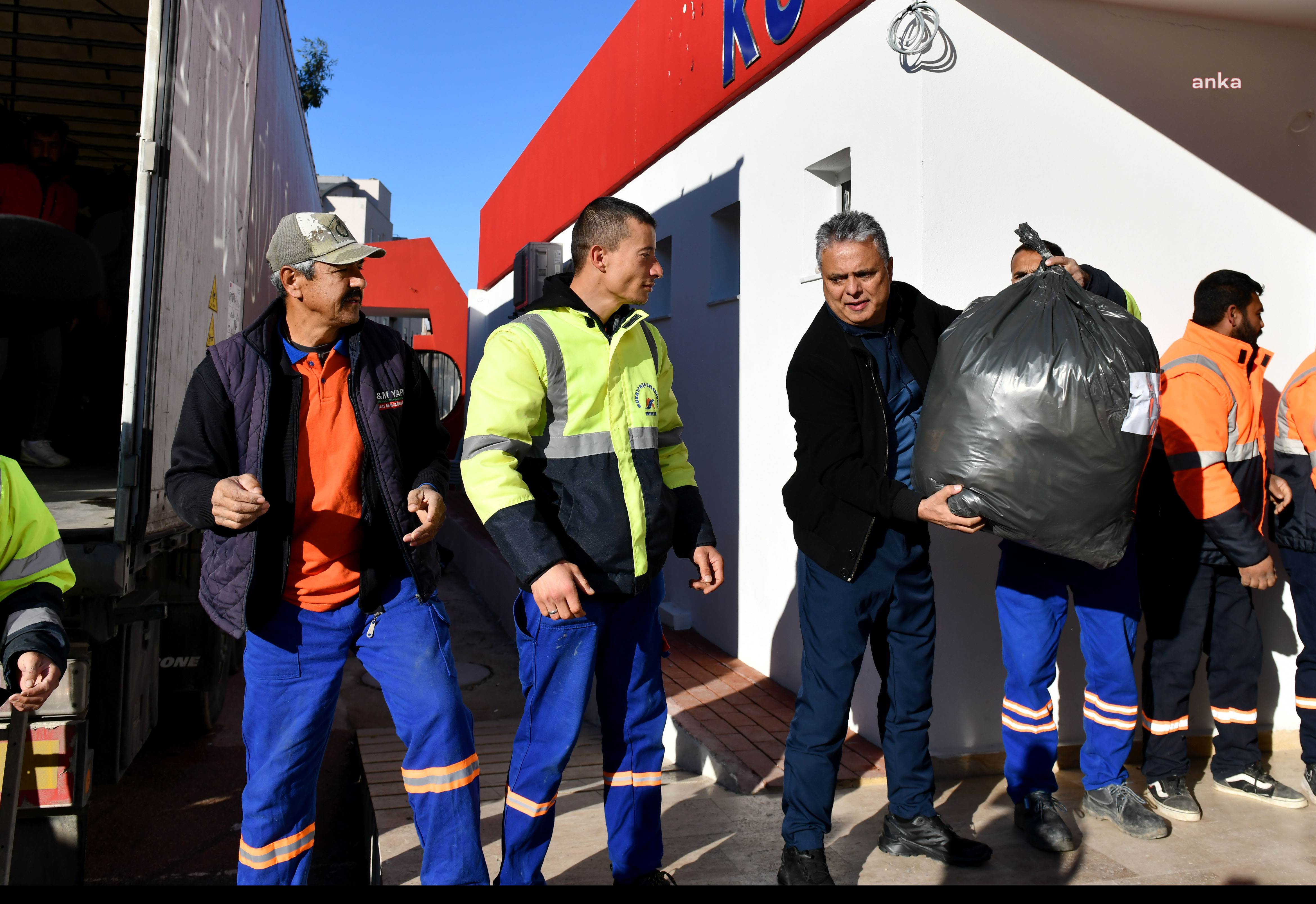 MURATPAŞA BELEDİYESİ’NİN YARDIM TIRLARI DEPREM BÖLGESİNE DOĞRU YOLA ÇIKTI