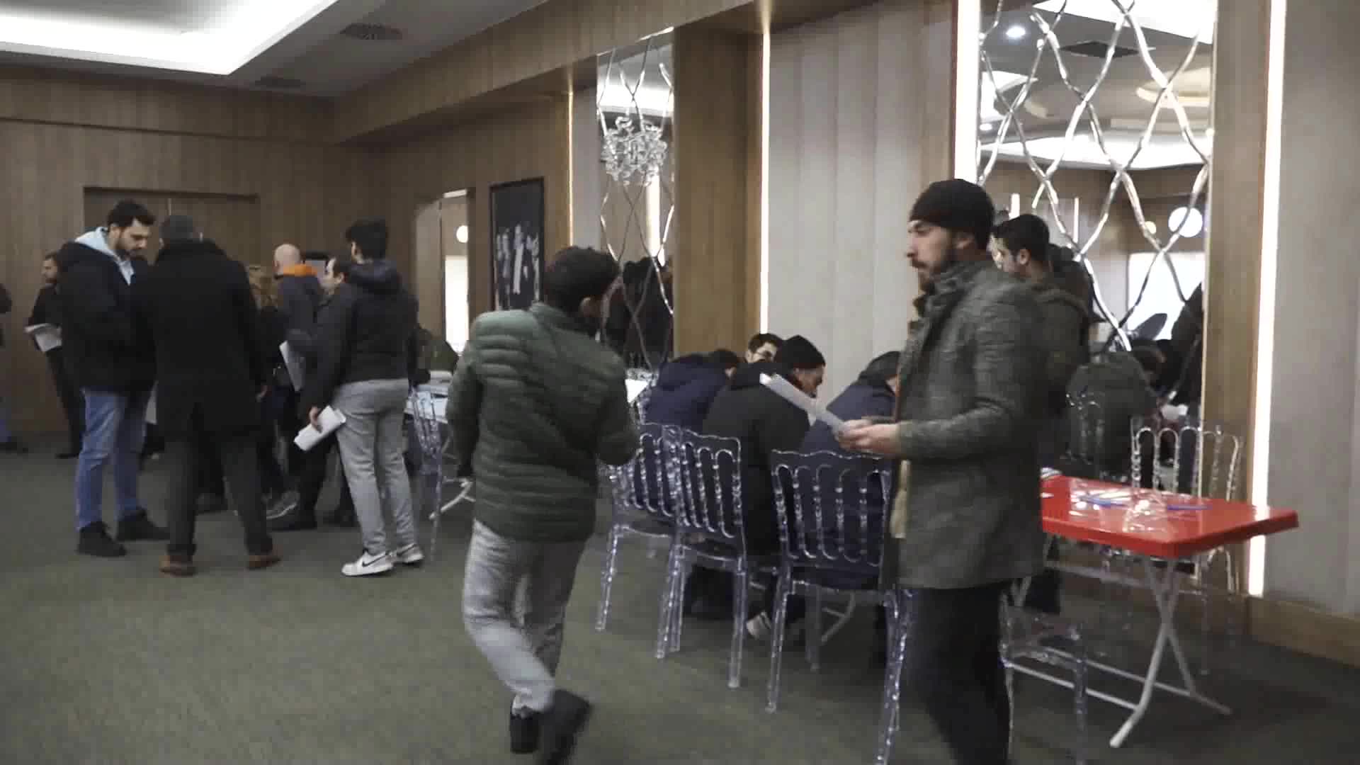 BÜYÜKÇEKMECE HALKI, DEPREMZEDELERE KAN BAĞIŞI İÇİN BİRBİRLERİYLE YARIŞTI