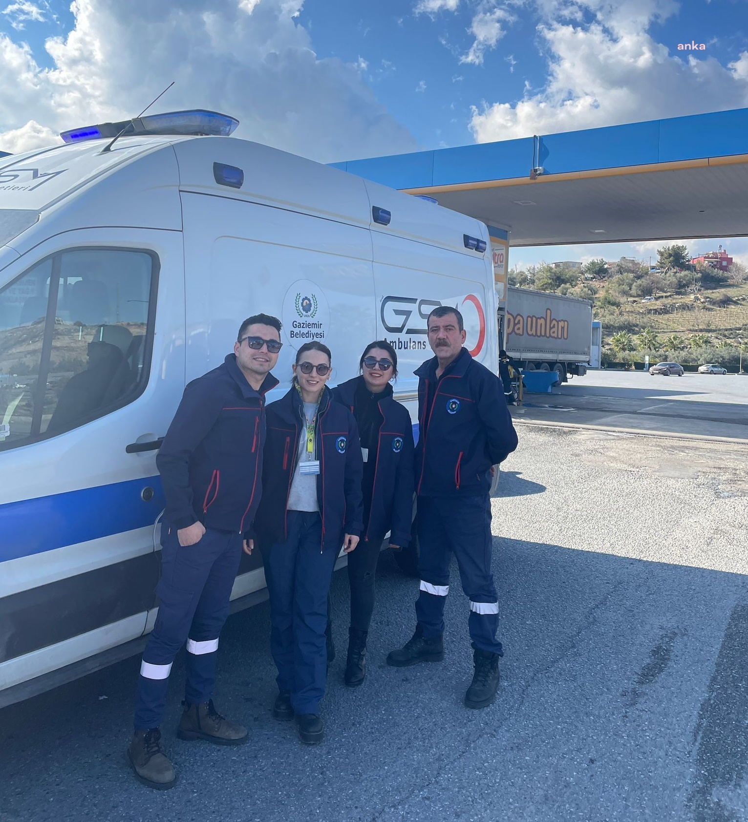 GAZİEMİR BELEDİYESİ’NDEN DEPREMZEDELERE SAĞLIKÇI VE AMBULANS DESTEĞİ