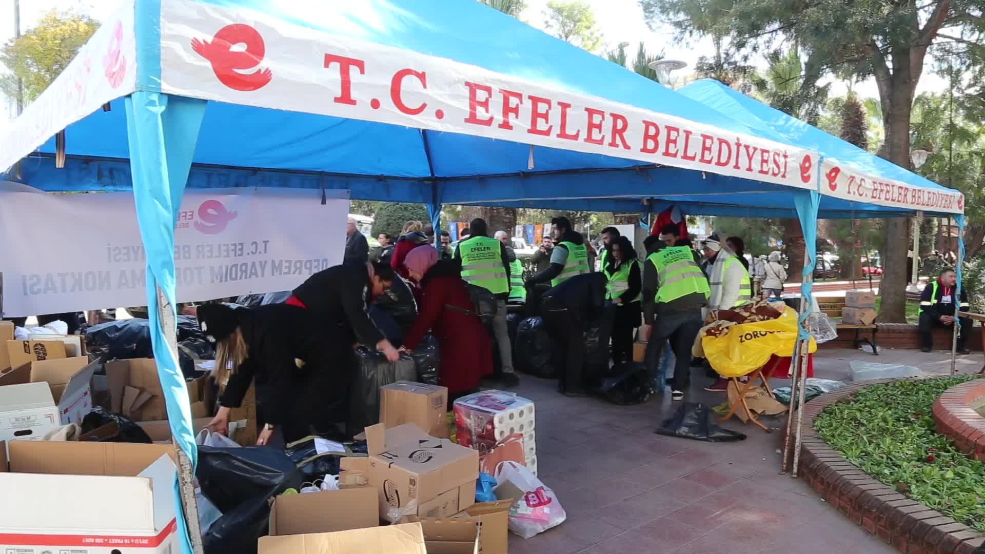 EFELER’DE DEPREMZEDELERE YARDIM KAMPANYASI YOĞUN KATILIMLA DEVAM EDİYOR