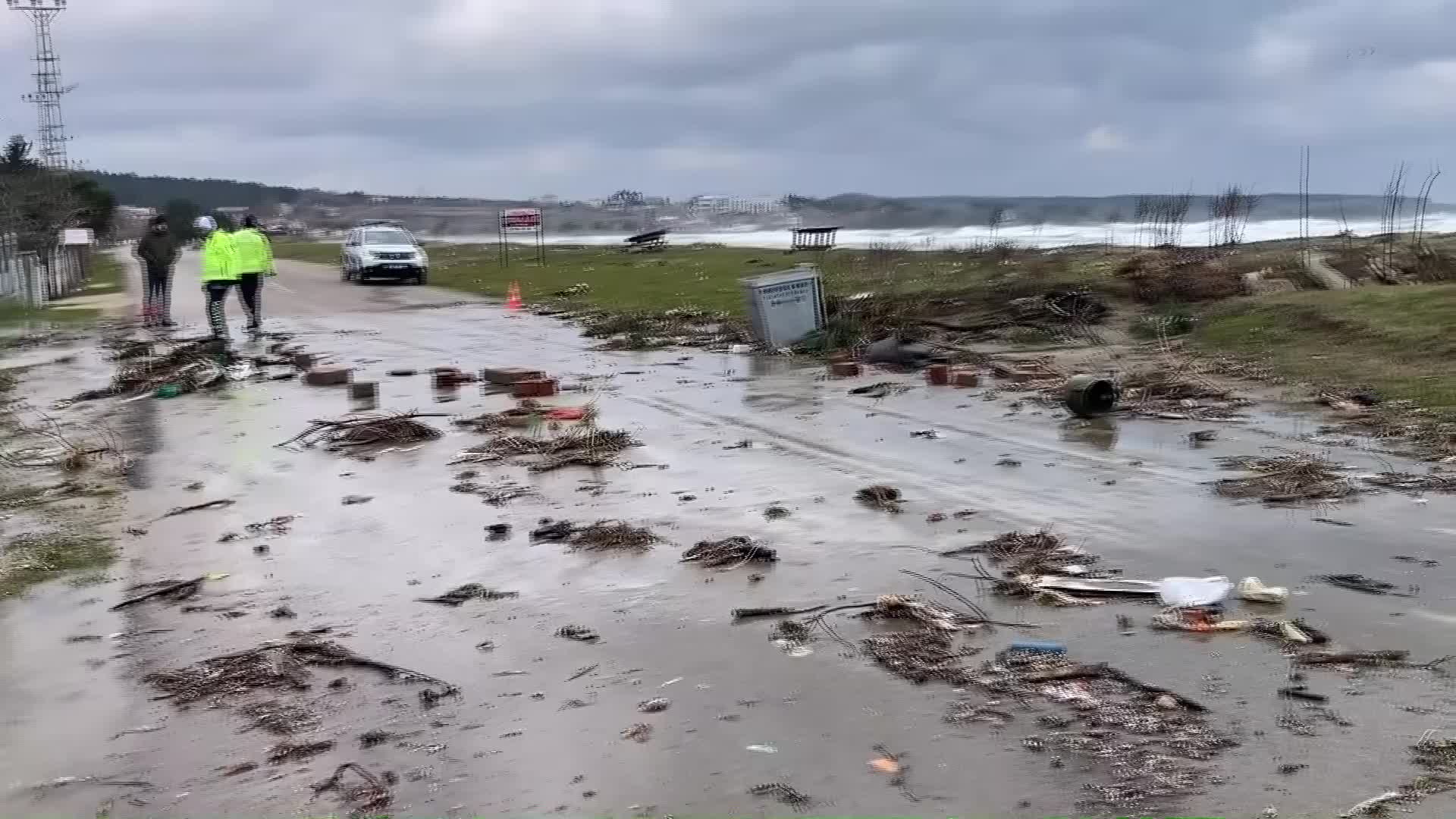 SİNOP’TA, DEV DALGALAR YOLA TAŞTI