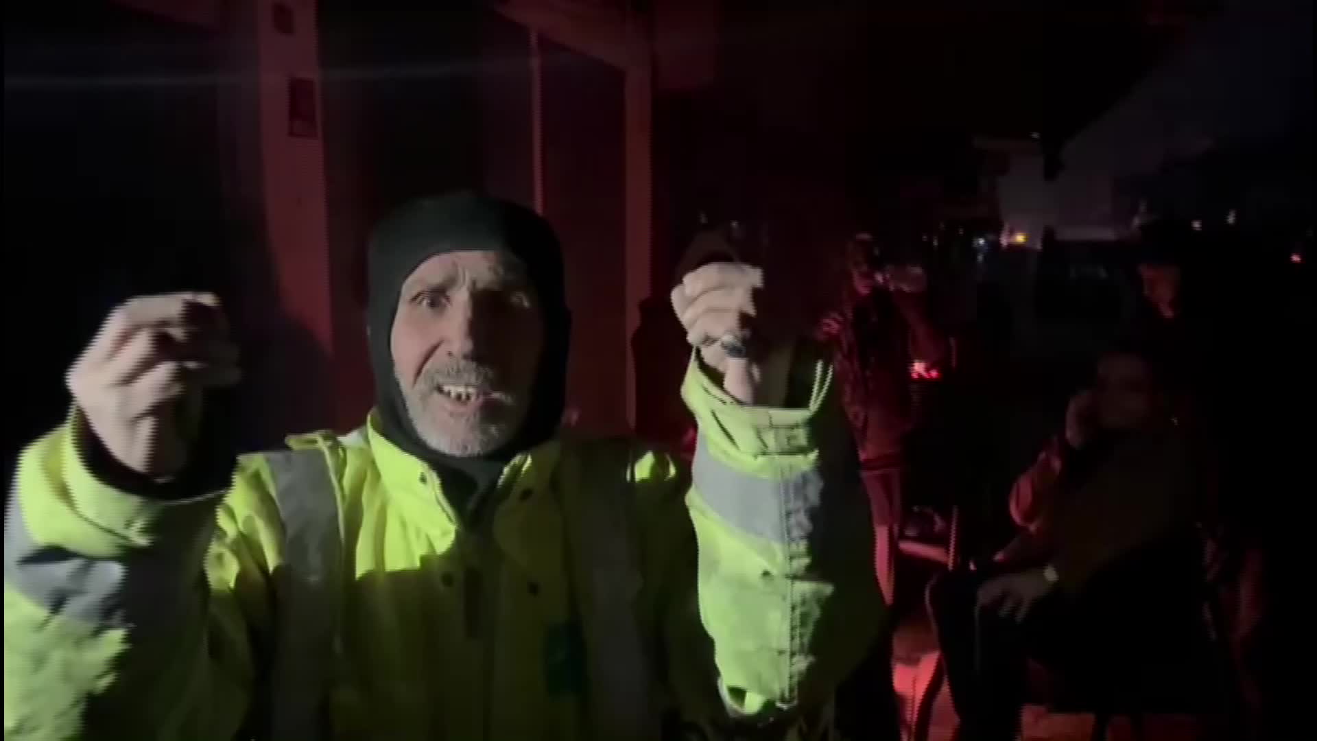 7.7 BÜYÜKLÜĞÜNDEKİ DEPREM 10 İLİ VURDU… HATAY KIRIKHAN’DA YARDIM BEKLEYEN VATANDAŞ: "7 TANE CENAZE VAR. ELİMİZLE KAZIDIK. ALLAH’TAN KORKUN"