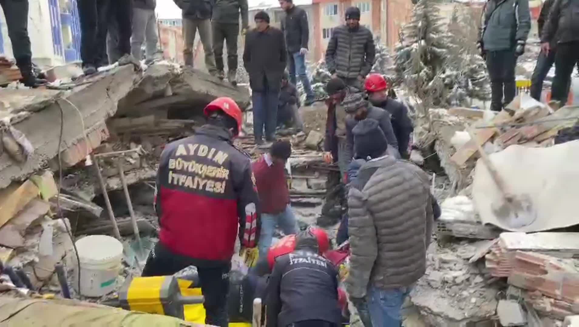 AYDIN BÜYÜKŞEHİR BELEDİYESİ'NİN ARAMA KURTARMA EKİPLERİ DEPREM BÖLGESİNDE ÇALIŞMALARA BAŞLADI