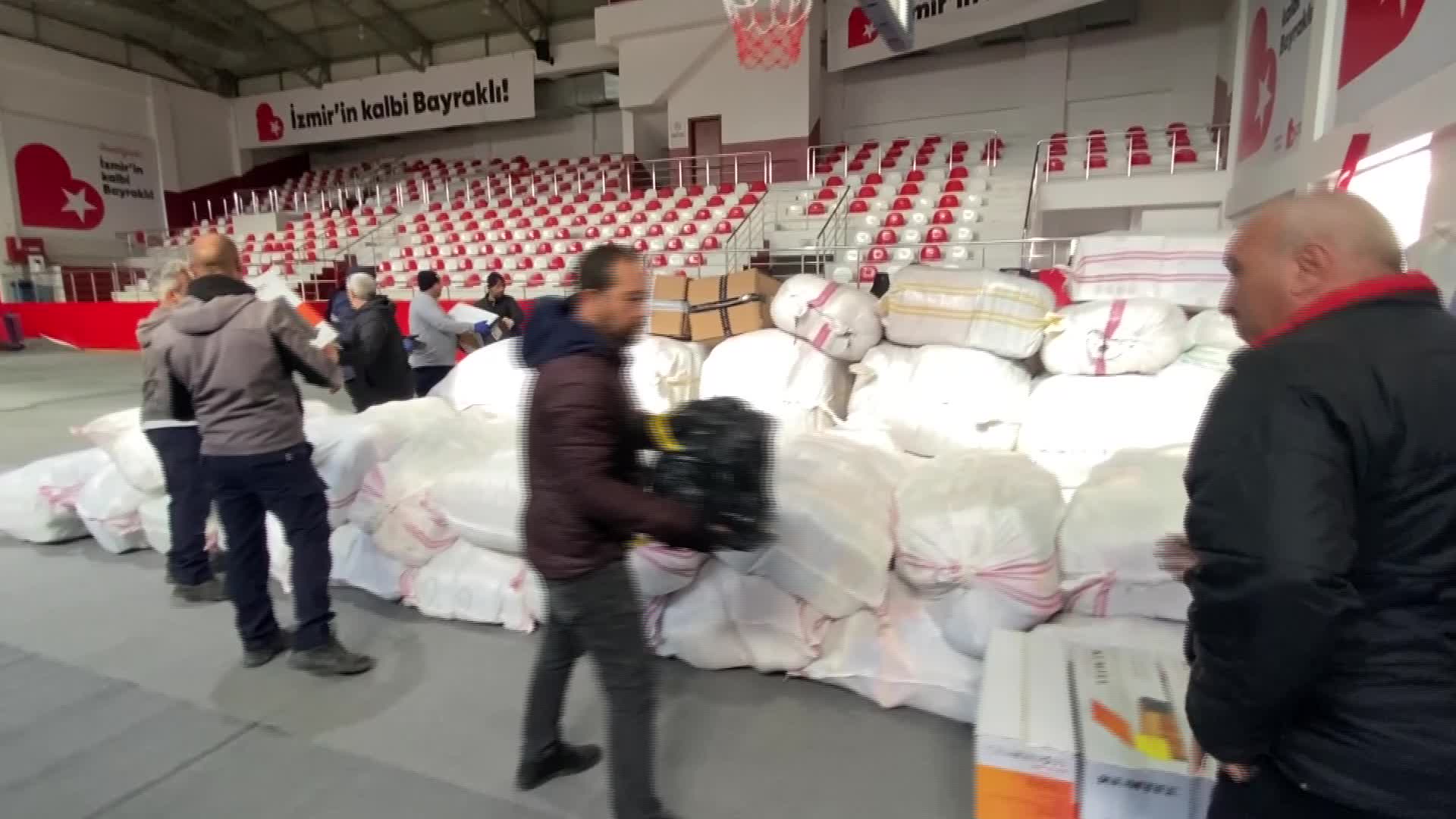 BAYRAKLI DEPREMZEDELER İÇİN TEK YÜREK OLDU