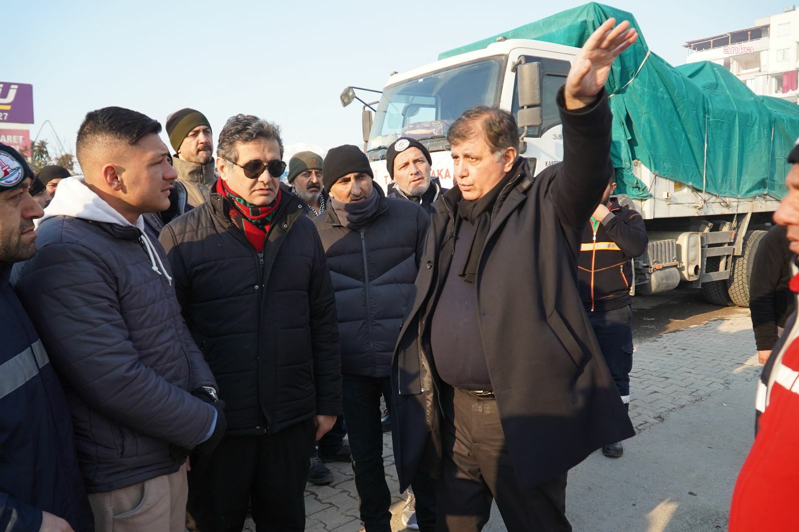 BAŞKAN TUGAY DEPREM BÖLGESİNDE: “BARINMA, BESLENME VE TUVALET SORUNU VAR”