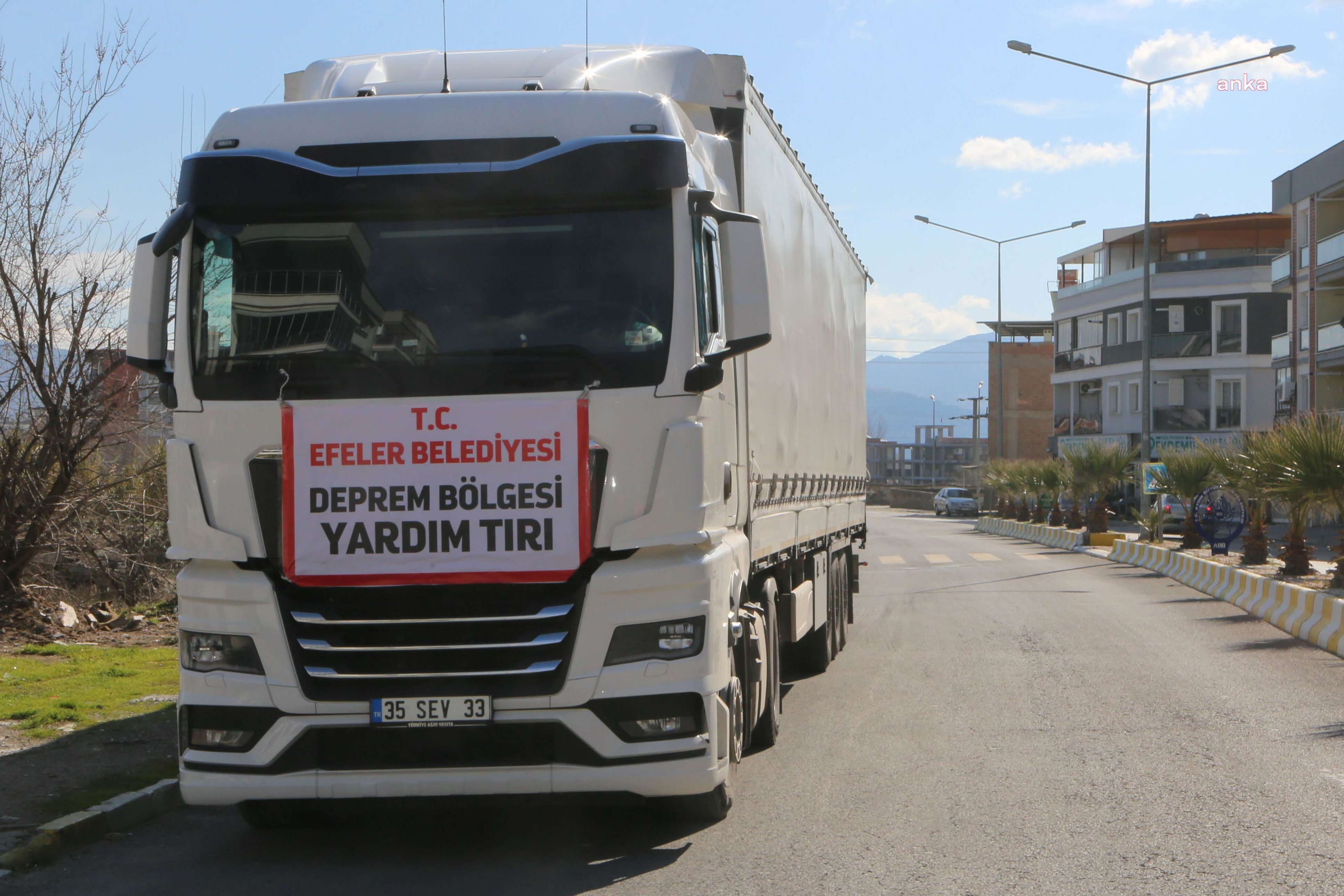 EFELER BELEDİYESİ, DEPREM BÖLGESİ İÇİN 8 TIR YARDIM MALZEMESİ TOPLADI