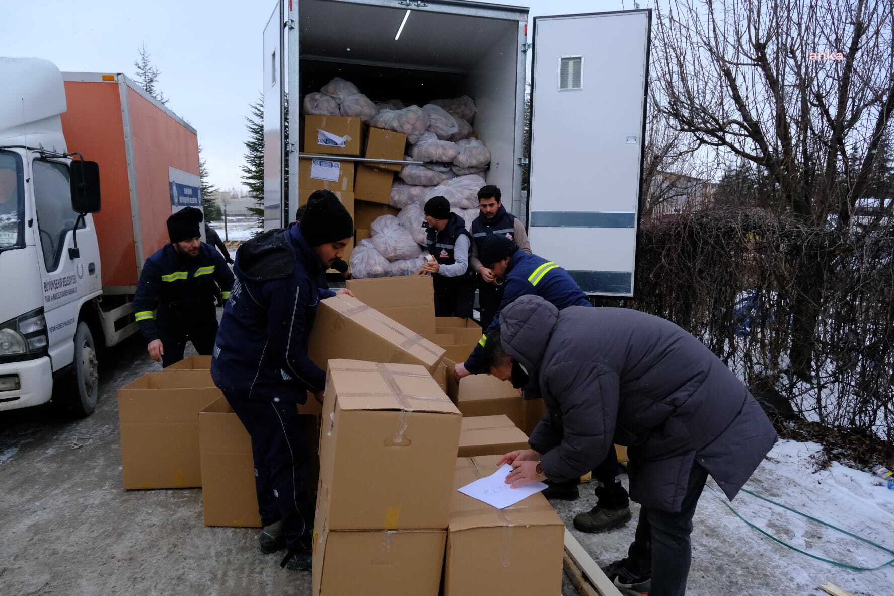 ESKİŞEHİR'DEN AFET BÖLGESİNE HALK EKMEK VE SU SEVKİYATI SÜRÜYOR