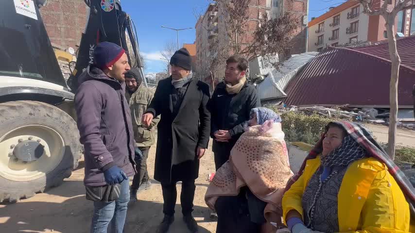 KAHRAMANMARAŞ’TA ARAMA KURTARMA ÇALIŞMALARINA KATILAN GÖNÜLLÜ: “KEPÇE, ARAÇ YOK DİYORLAR. TOKAT YOL ÜZERİNDE,  MARAŞ’IN GİRİŞİNDE KEPÇE VE KIRICILAR BEKLİYOR. NEYİ BEKLİYOR?”