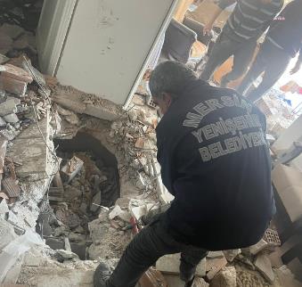 YENİŞEHİR BELEDİYESİ EKİPLERİ, DEPREM BÖLGESİNDE ARAMA KURTARMA ÇALIŞMALARINA DESTEK VERİYOR