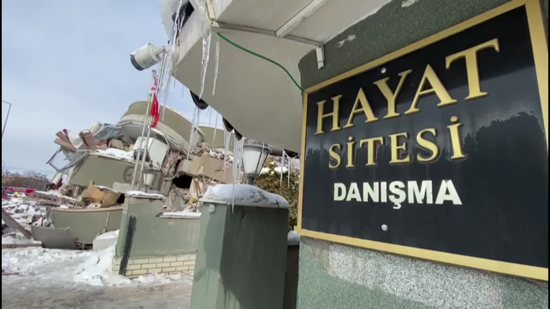 7,7 BÜYÜKLÜĞÜNDEKİ DEPREM 10 İLİ VURDU... MALATYA’DA ENKAZ ALTINDAKİ YAKINININ ÇIKARILMASINI BEKLEYEN MÜHENDİS KAYA: “KAĞIT GİBİ ÜST ÜSTE ÇÖKEN BİR BİNA SİSTEMİ GÖRÜYORUZ. YAPI STANDARTLARINA UYGUN BİR ŞEKİLDE İMAL EDİLMEDİĞİ AÇIK”