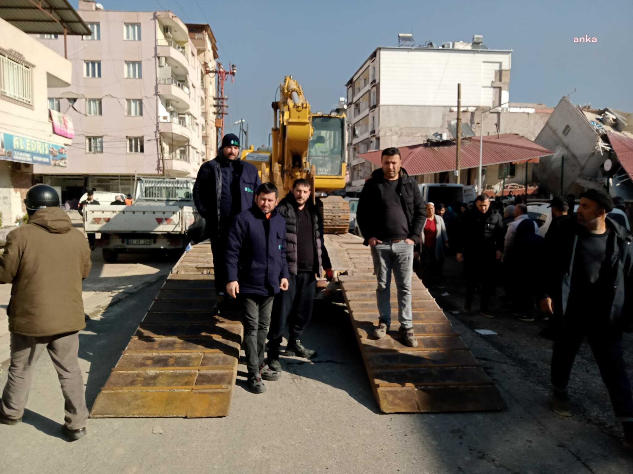 İZMİT BELEDİYESİ’NİN İŞ MAKİNELERİ DEPREM BÖLGESİ HATAY KIRIKHAN’A ULAŞTI