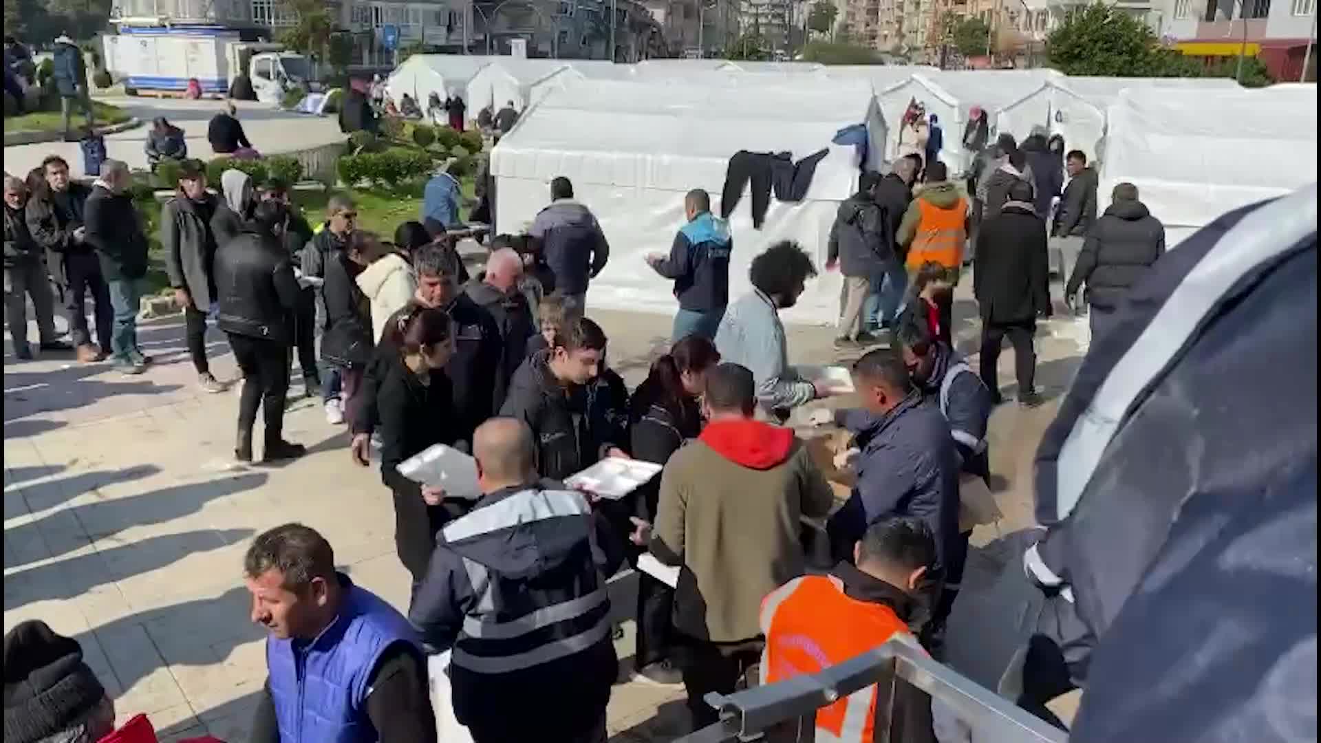 ANTALYA BÜYÜKŞEHİR BELEDİYESİ MOBİL AŞEVİ HATAY’DA ÖĞLEN YEMEĞİ DAĞITTI