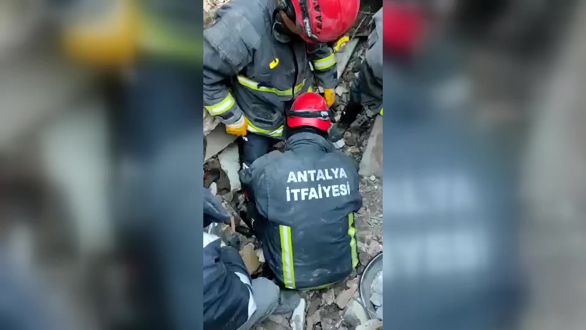 ANTALYA İTFAİYESİ, MUHAMMET SEYİT'İ 57 SAAT SONRA ENKAZDAN SAĞ OLARAK KURTARDI