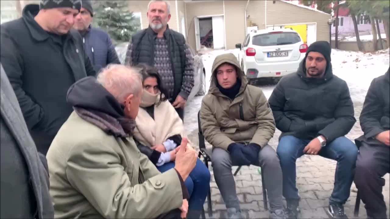AFŞİN’DE ENKAZIN ALTINDAKİ YAKINLARININ KURTARILMASINI BEKLEYEN VATANDAŞLAR: "BU GECE DE BİR YARDIM ULAŞMAZSA SAĞ OLANI DA KAYBEDERİZ"