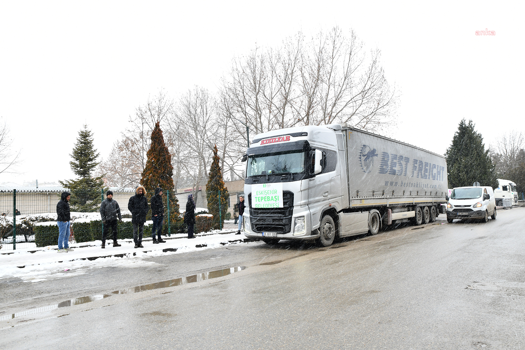 TEPEBAŞI BELEDİYESİ AŞEVİ, DEPREMZEDELERE YEMEK DAĞITMAYA BAŞLADI