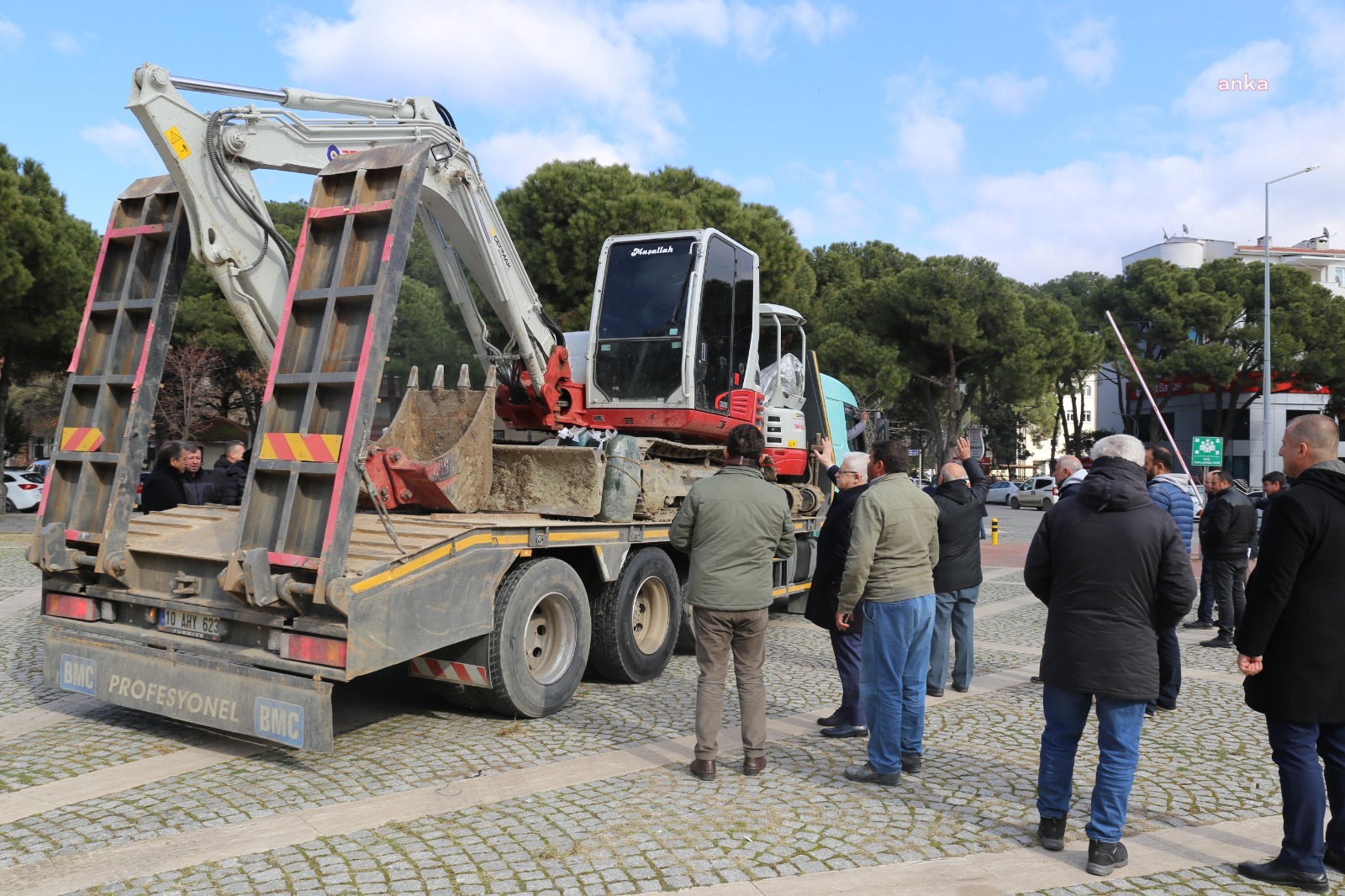 BURHANİYE'DEN DEPREM BÖLGESİ HATAY'A İŞ MAKİNELERİ GÖNDERİLDİ