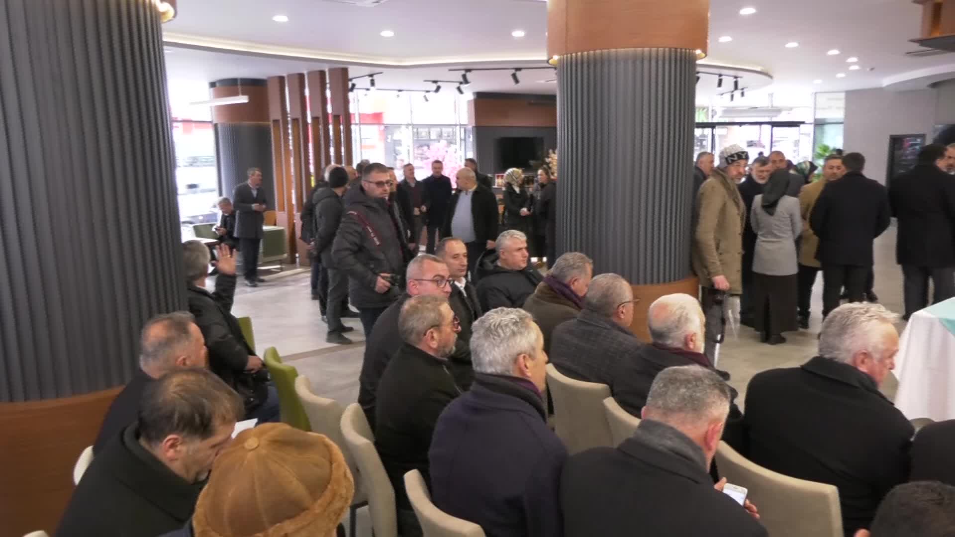 RİZE VALİSİ KEMAL ÇEBER, DEPREMZEDELERE YARDIM İÇİN SİVİL TOPLUM ÖRGÜTLERİ VE SİYASİ PARTİ TEMSİLCİLERİ İLE BİRARAYA GELDİ
