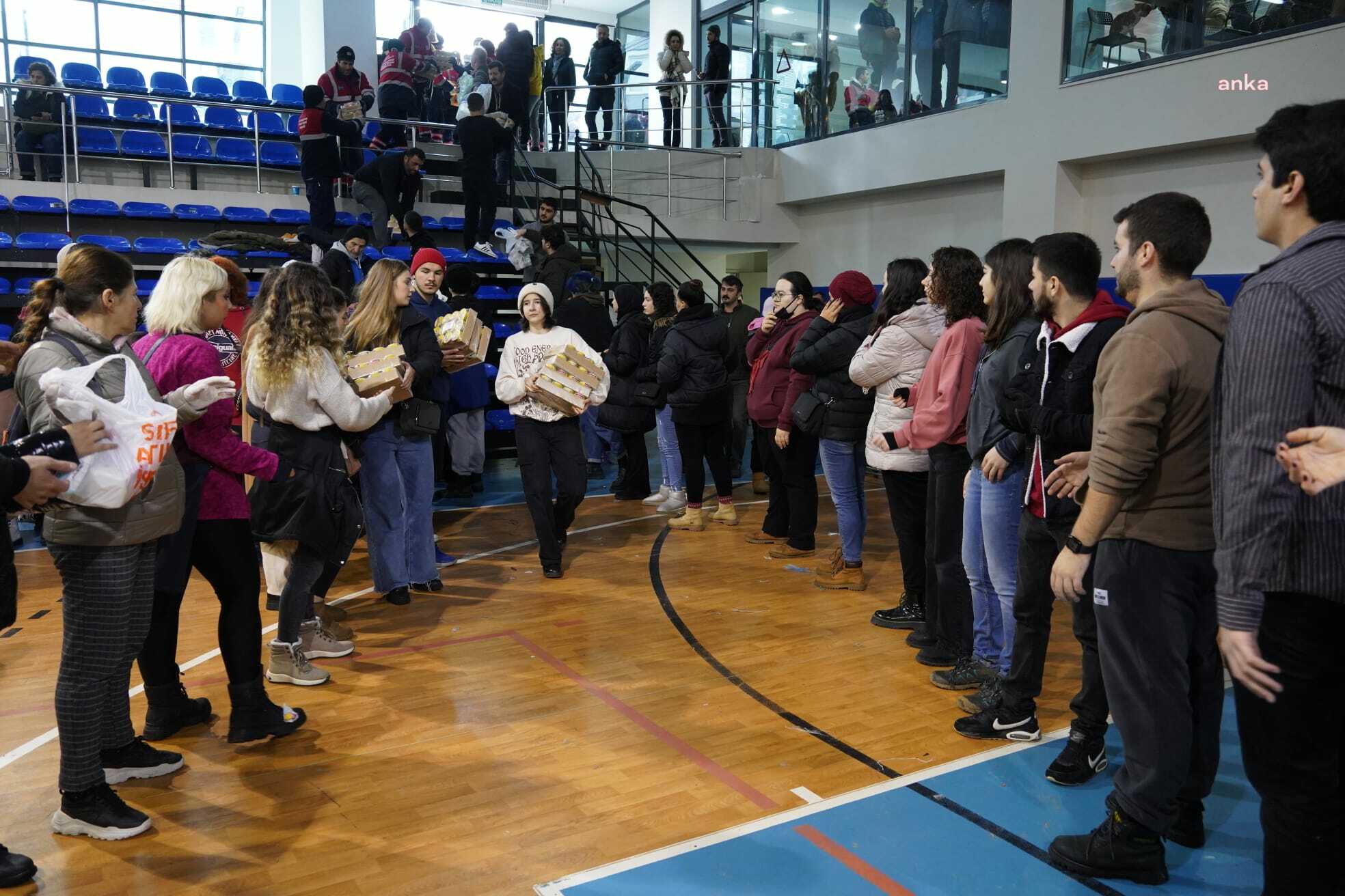 MALTEPE’DE DEPREMZEDELERE YARDIM İÇİN RUS GENÇLER DE DAYANIŞMAYA KATILDI
