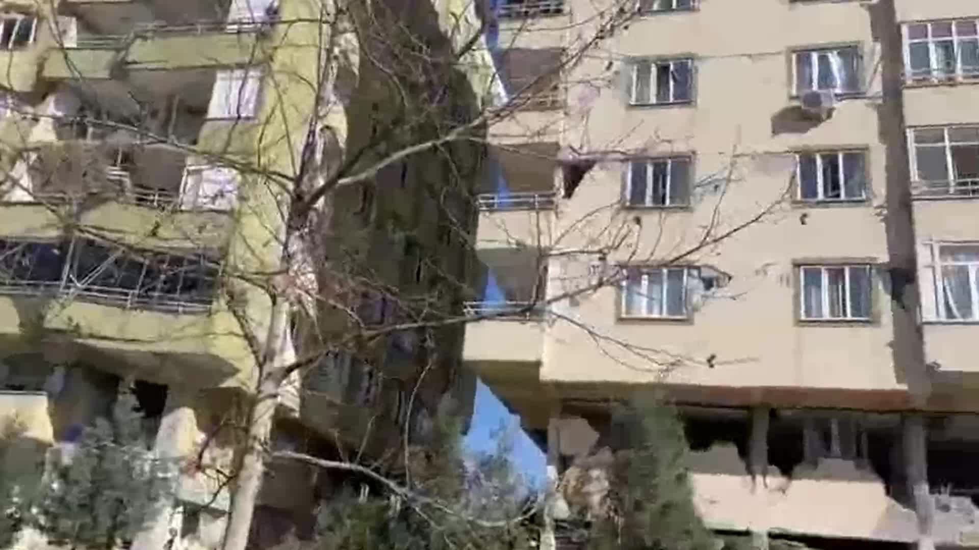 KAHRAMANMARAŞ'TA YIKILAN BURÇ APARTMANI’NDA YAKINLARINDAN HABER BEKLEYEN YURTTAŞ: "BUGÜN HERHALDE CUMHURBAŞKANI GELECEK DİYE BU ARAÇLAR GELDİ. DAHA ÖNCE KİMSE YOKTU"