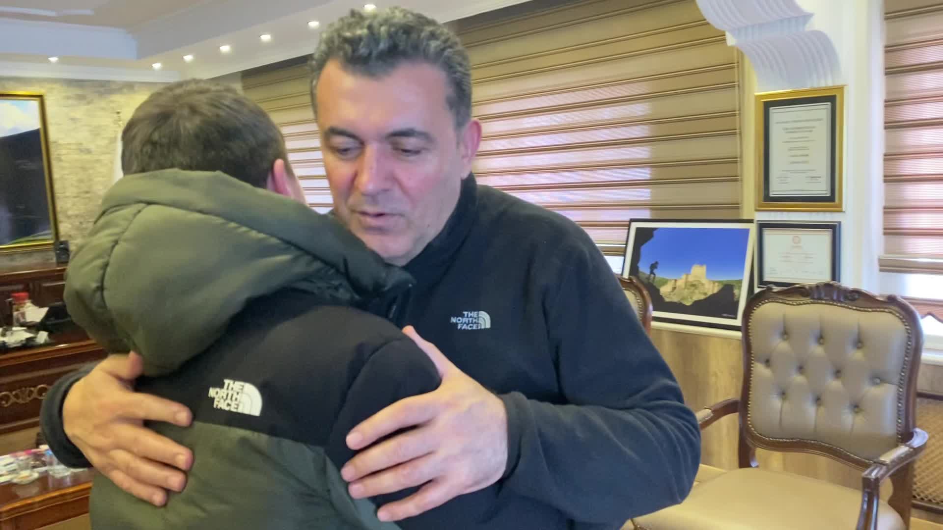 ARDAHAN'DA 12. SINIF ÖĞRENCİSİ, HARÇLIĞINDAN BİRİKTİRDİĞİ PARAYLA ÇOCUK BEZİ ALDI, DEPREMZEDELERE BAĞIŞLADI
