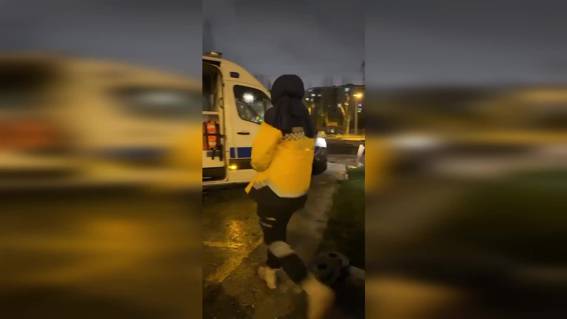 ESENYURT BELEDİYESİ, AMBULANSLARIYLA DEPREMZEDELERİ HASTANELERE NAKLEDİYOR