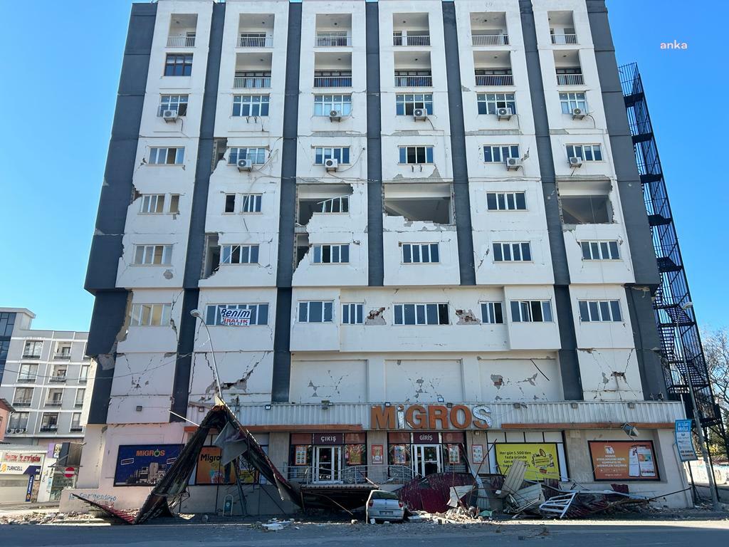 CEYHAN BELEDİYESİ DEPREMİN ARDINDAN İLÇEDE HASAR TESPİT KONTROLÜ YAPIYOR