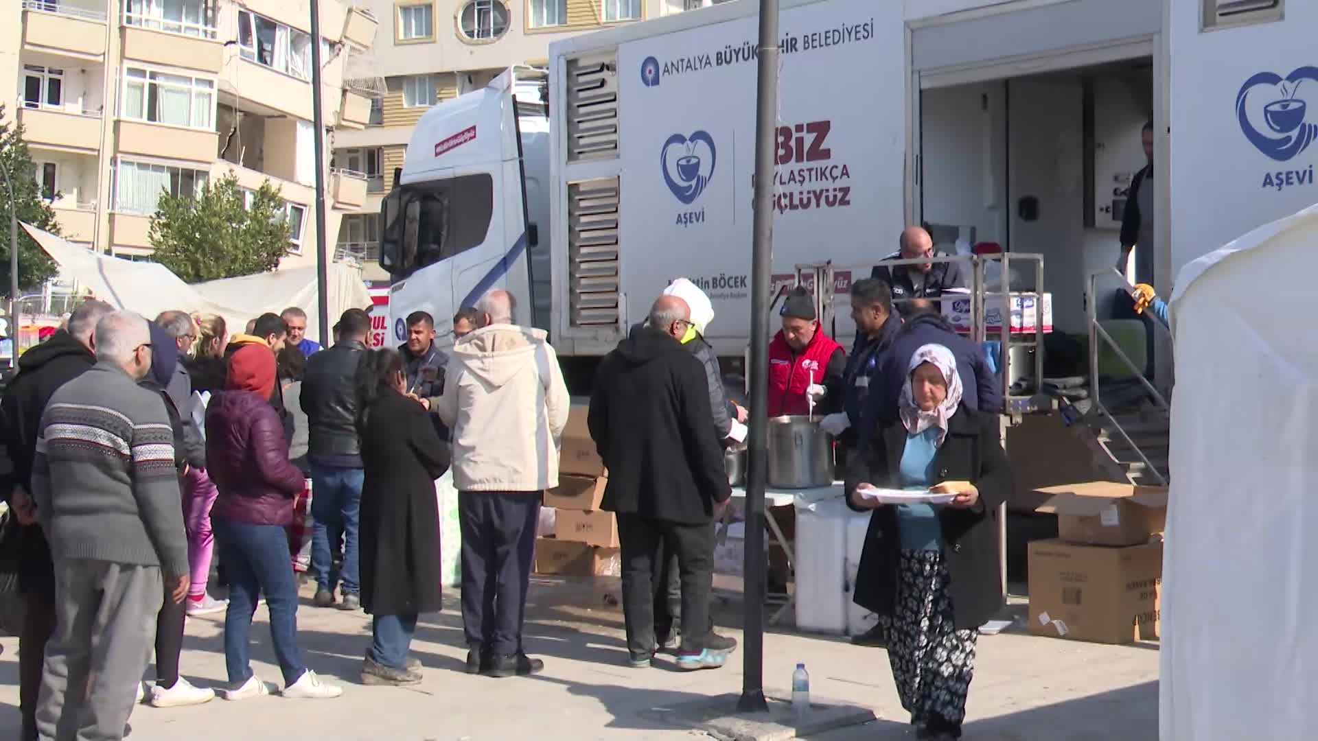 ANTALYA BÜYÜKŞEHİR'DEN DEPREM BÖLGESİ HATAY DEFNE’YE YEMEK VE BARINMA DESTEĞİ