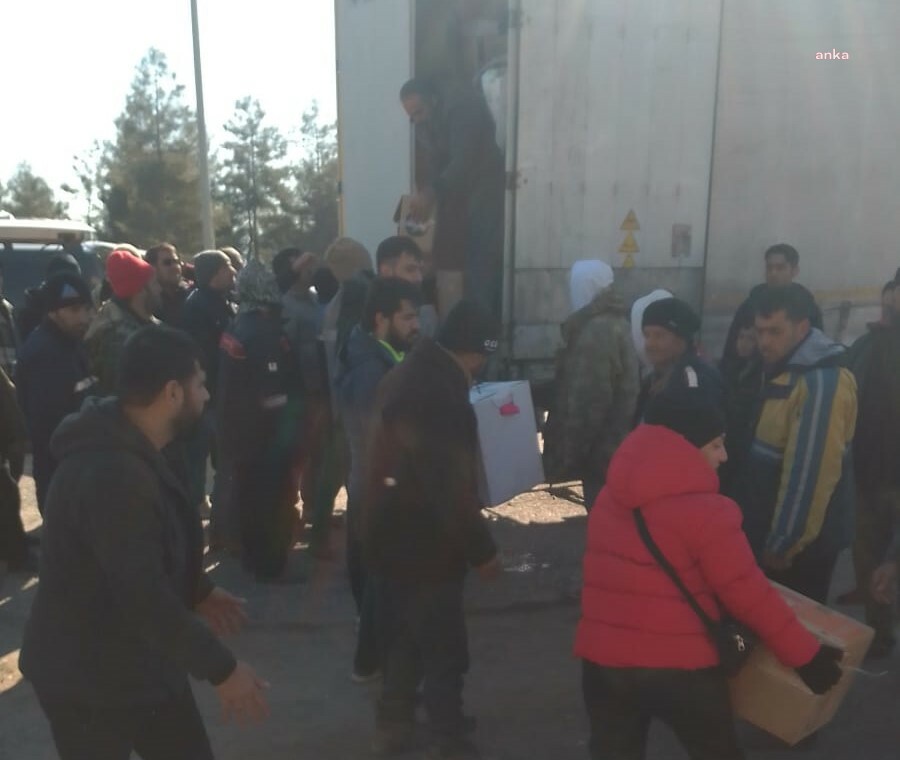 İZMİT BELEDİYESİ'NİN YARDIM TIRLARI KAHRAMANMARAŞ TÜRKOĞLU’NA ULAŞTI