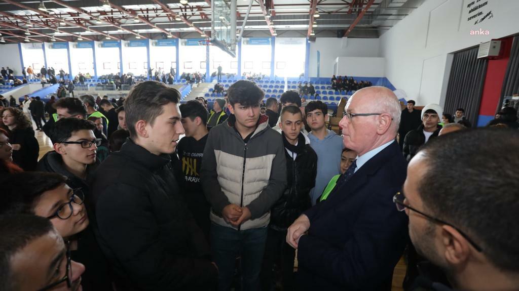 ODUNPAZARI BELEDİYE BAŞKANI KURT, DEPREM YARDIM KAMPANYASINDA ÇALIŞMALARI İNCELEDİ