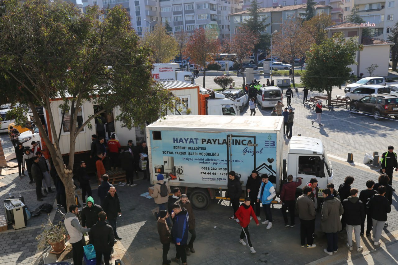 EDREMİT'TEN DEPREM BÖLGESİNE ÜÇ GÜNDE 17 TIR YARDIM GÖNDERİLDİ