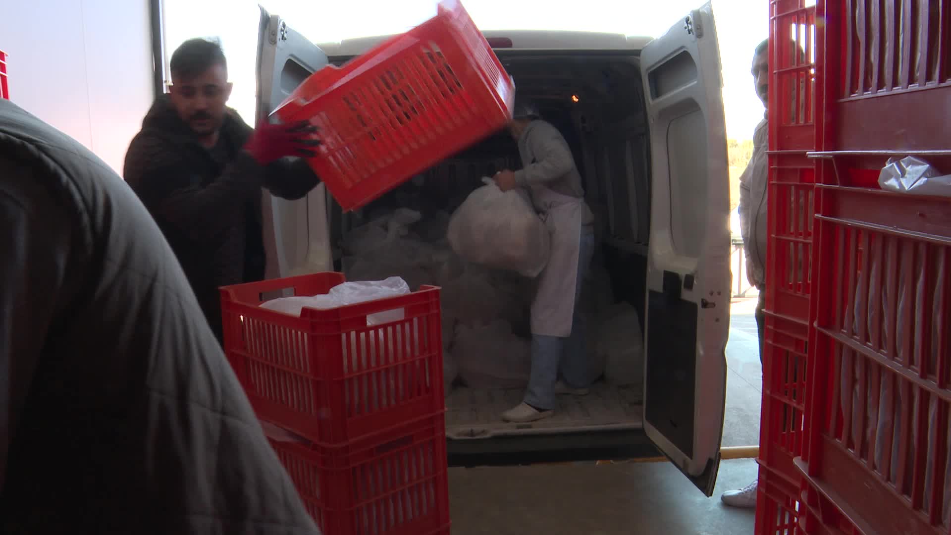 ANTALYA BÜYÜKŞEHİR BELEDİYESİ, DEPREMZEDELERE 2 GÜNDE 100 BİN EKMEK GÖNDERDİ… HATAY’A MOBİL FIRIN KURULUYOR