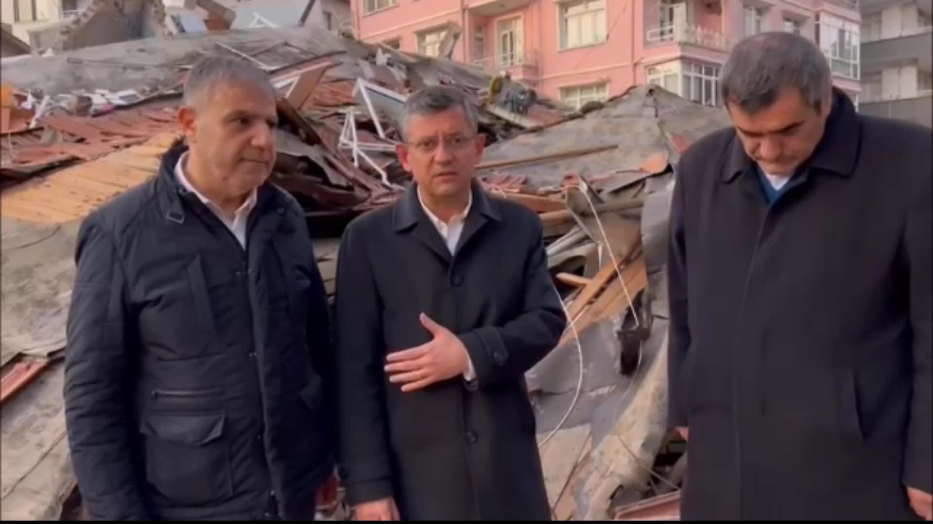 ÖZGÜR ÖZEL: BUGÜN ANTAKYA’YI GÖRMEYEN DEPREMİ GÖRDÜM DEMESİN. VATANDAŞIN UMUTSUZLUĞU ARTIK ÖFKEYE DÖNÜŞMÜŞ DURUMDA