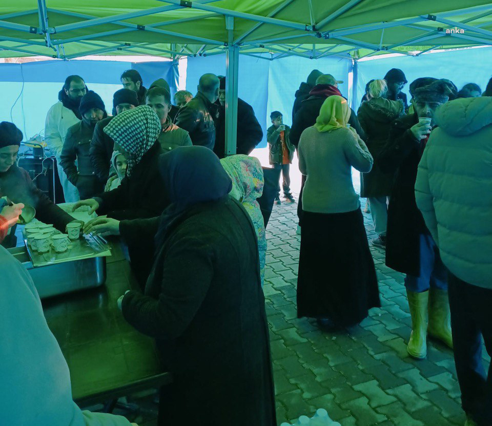 TEPEBAŞI BELEDİYESİ’NİN AŞEVİ DEPREMZEDELERE KAHVALTI VE YEMEK SERVİSİNİ SÜRDÜRÜYOR