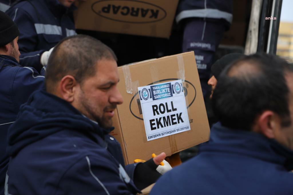 ESKİŞEHİR BÜYÜKŞEHİR, DEPREM BÖLGESİNE 54 TIR İNSANİ YARDIM MALZEMESİ GÖNDERDİ