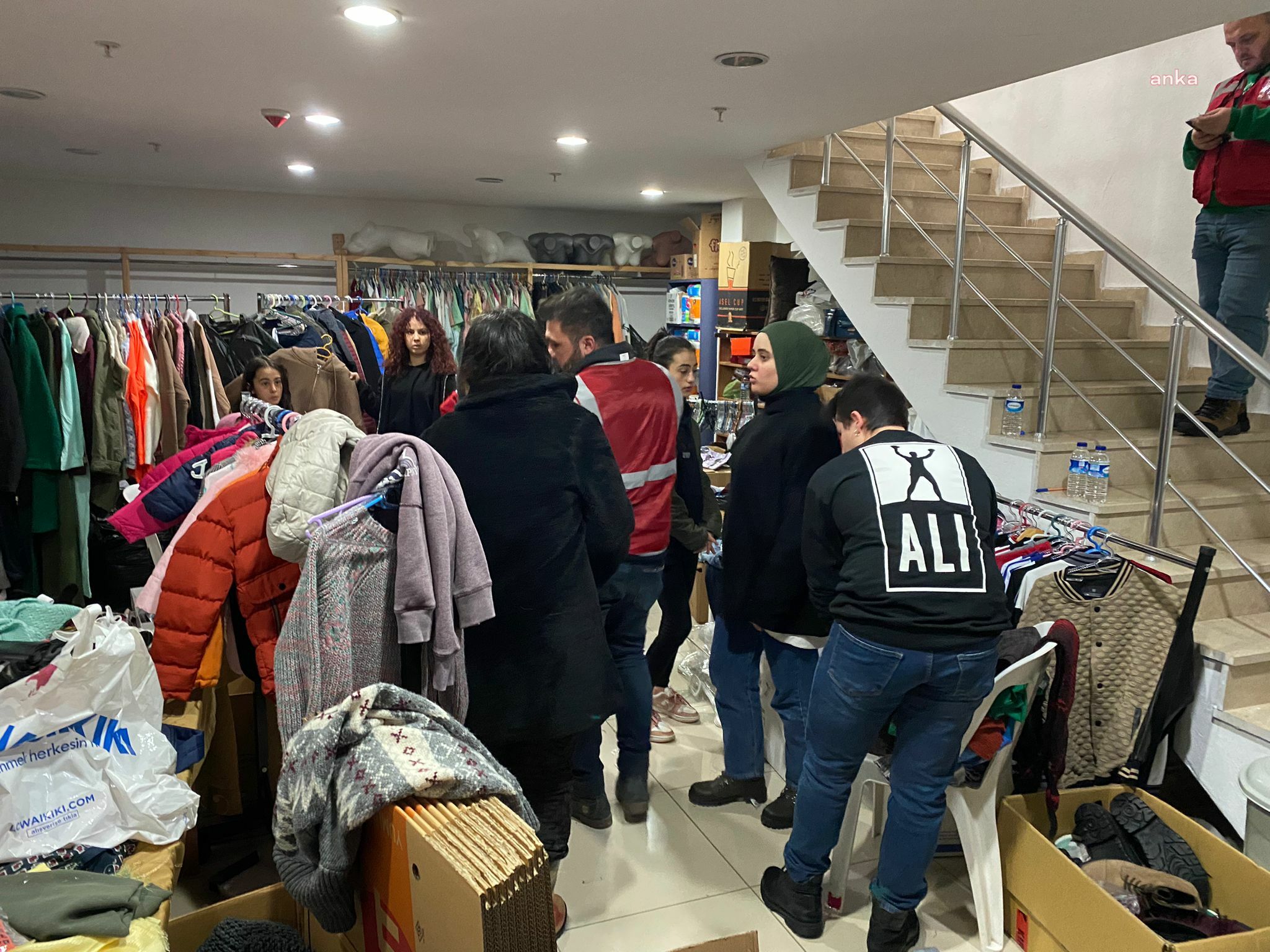 İZMİT BELEDİYESİ, KENTE GİDEN DEPREMZEDELERİN YANINDA