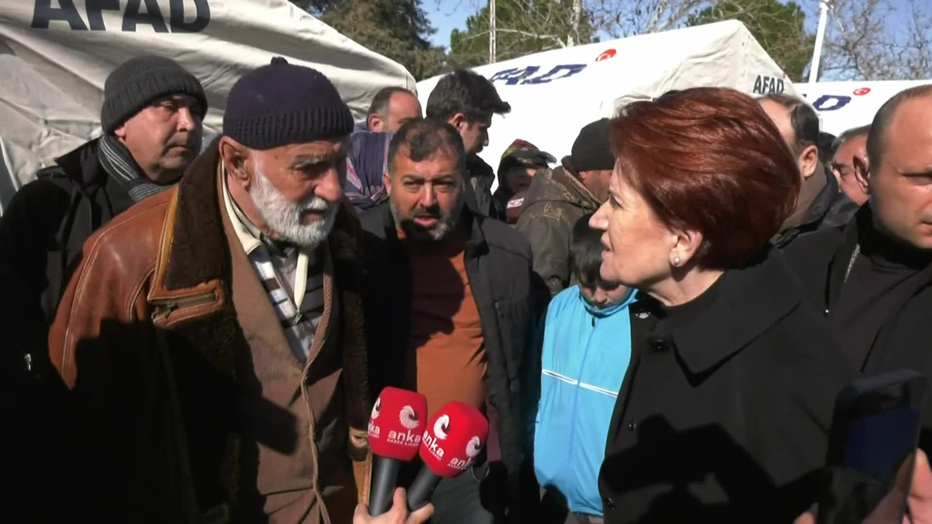 AKŞENER, DEPREMİN MERKEZ ÜSSÜ PAZARCIK ÇADIR KENTİNDE DİNLEDİĞİ VATANDAŞ: “40 GÜNLÜK BEBEĞİM VAR, MAMA YİYEMİYOR. AÇ, SUSUZ YATIYOR. TÜP İSTİYORUM, BİR DE SOBA ÇOCUKLARIMA”